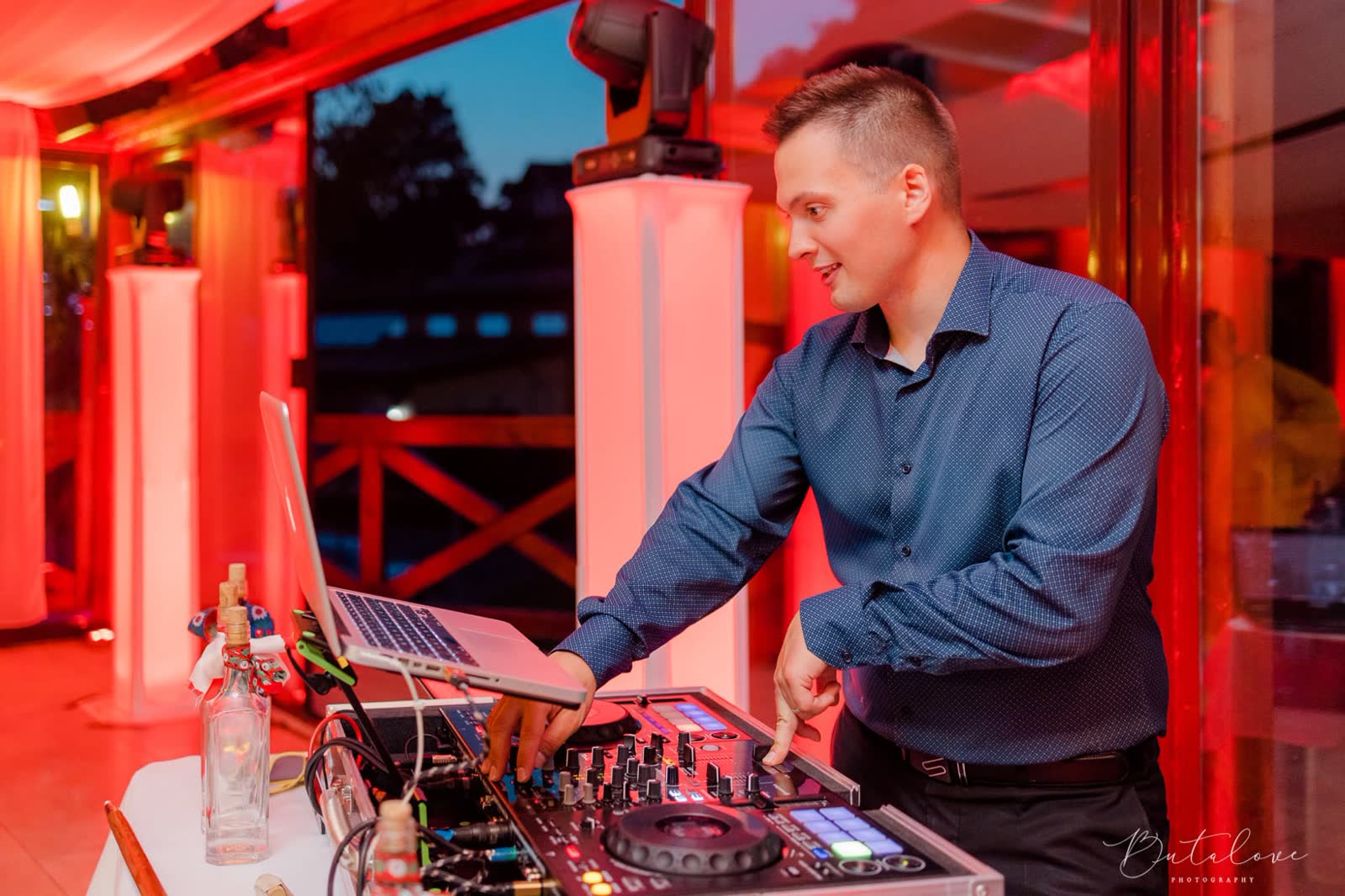 DJ Timotej pri práci
