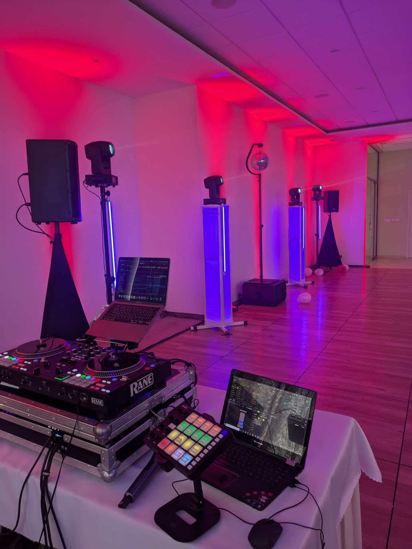 Profesionálny DJ setup s Rane mixážnym pultom